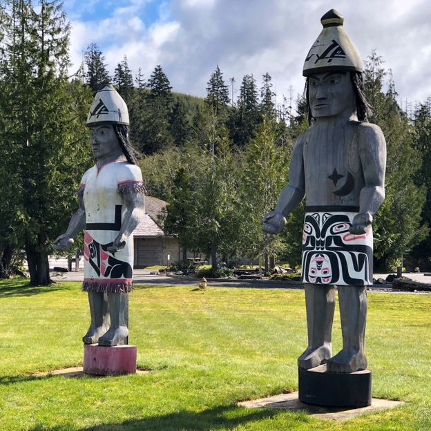 The imposing statues outside the Makah Museum wear distinctive cedar-bark rain hats (Credit: Brendan Sainsbury)