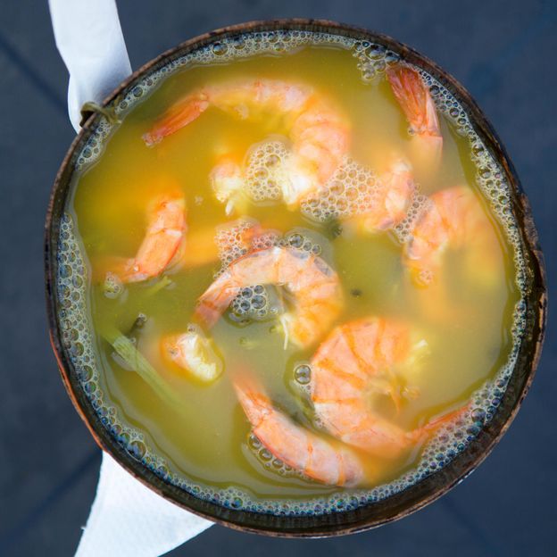 Tacacá, uma sopa picante e azeda da Amazônia brasileira, é feita de mandioca, camarão e folha de jambu (Crédito: John Michaels/Alamy)