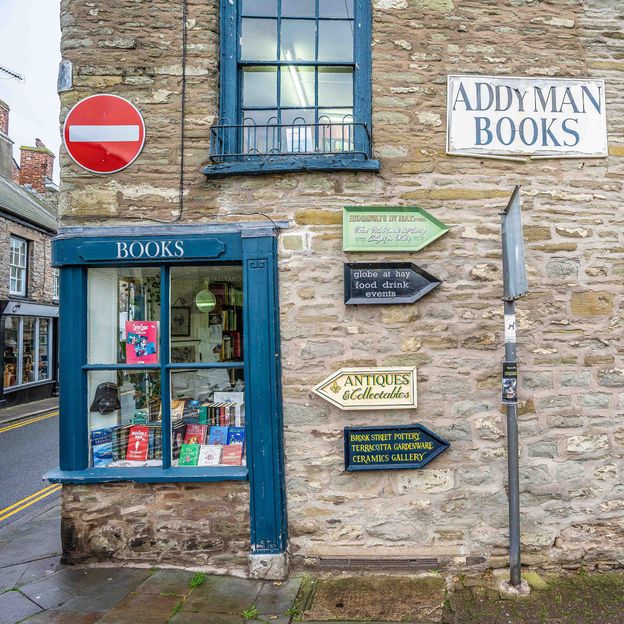 La ciudad sigue albergando más de 20 librerías y alberga el Hay Festival anual (Crédito: Richard Collett)