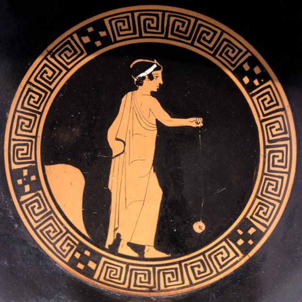 An Ancient Greek vase depicts what looks like today's yo-yo – but probably depicts something else (Credit: Staatliche Museen zu Berlin, Antikensammlung/Johannes Laurentius)