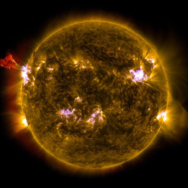 Sluneční erupce (viditelné prasknutí vlevo) a erupce materiálu ze Slunce známé jako výrony koronální hmoty jsou jedním ze zdrojů vysokoenergetických částic z vesmíru (Credit: NASA)