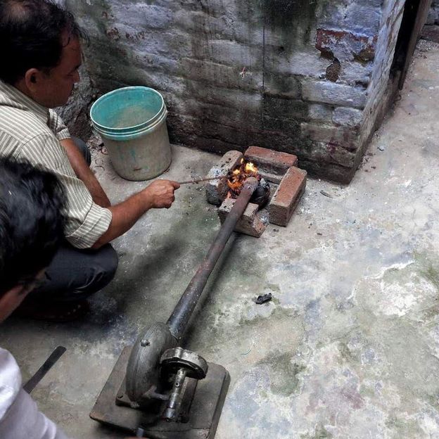 The craft of making glass bangles goes back at least 200 years (Credit: Ramsha Zubairi)