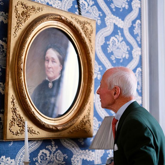 Prince Alain de Polignac looks at a portrait of Louise Pommery (Credit: Lily Radziemski)