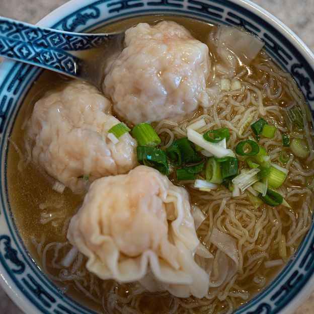 The prawn wonton noodles at Tsim Chai Kee are both delicious and affordable (Credit: Redonion1515/Getty Images)