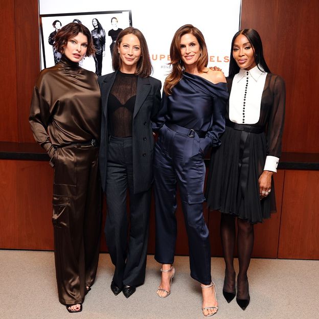 Linda Evangelista, Christy Turlington, Cindy Crawford and Naomi Campbell pose together at a screening of the TV series 