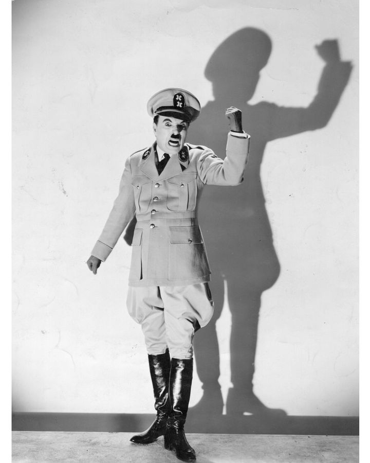 Chaplin s'est inspiré de sa similitude physique avec Hitler lorsqu'il jouait le despote tomainien (Crédit: Getty Images)