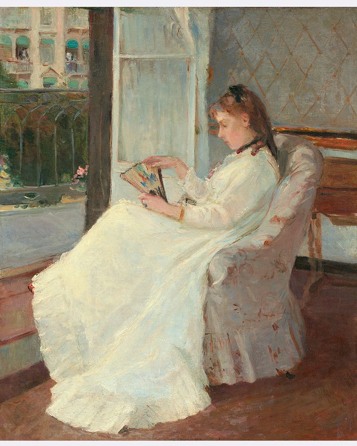 La sœur de l'artiste à la fenêtre (1869) de Berthe Morisot dépeint le sujet en tenue blanche diaphane dans un cadre domestique informel (Crédit : Getty Images)