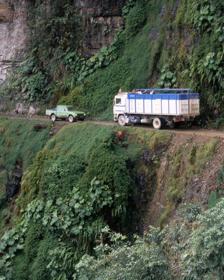 Meqenëse pjesët e autostradës janë vetëm 3 metra të gjera, lundrimi në trafikun që vjen mund të jetë i ndërlikuar (Kredia: James Brunker/Alamy)