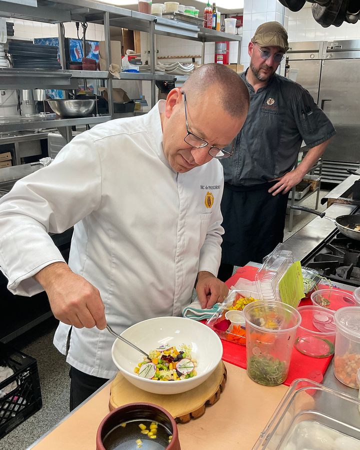 Chef Marc de Passorio prepares sagamité (Credit: Hôtel-Musée Premières Nations)