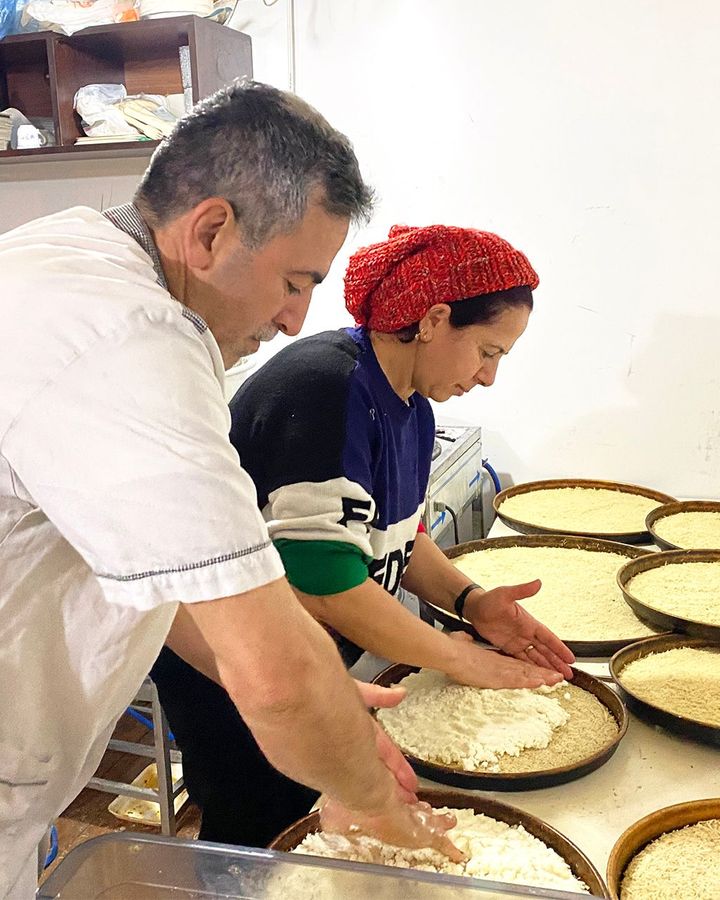 Engin Dinç and his wife, Lamia, make künefe in Hatay after the earthquakes (Credit: Gonca Tokyol)