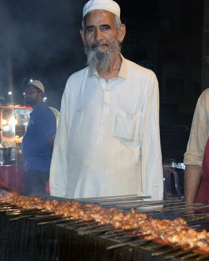 A Karachi vendor makes the kebabs for paratha rolls (Credit: Aysha Imtiaz)