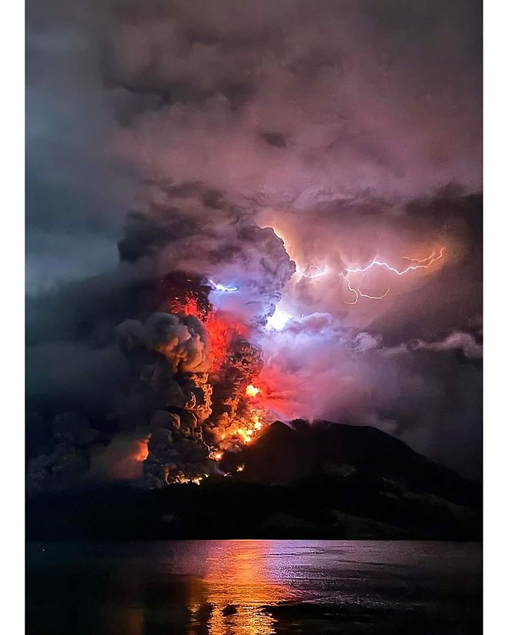 (Credit: AFP Photo/Volcanology and Geological Hazard Mitigation Center)