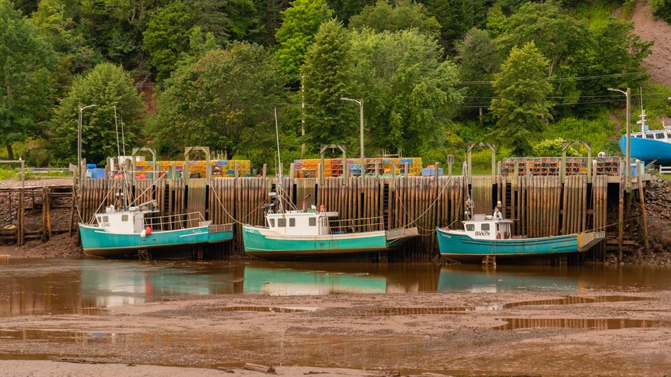 Small-Towns-BBC-theplanetd-low-tide-boats.jpg