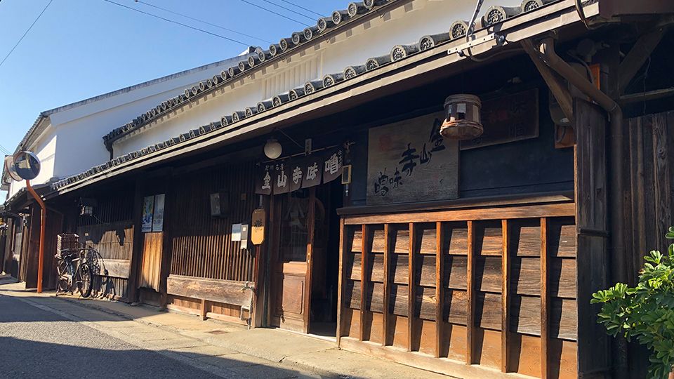 Ota Kyusuke making soy sauce during the Edo period, specialises now in handmaking miso