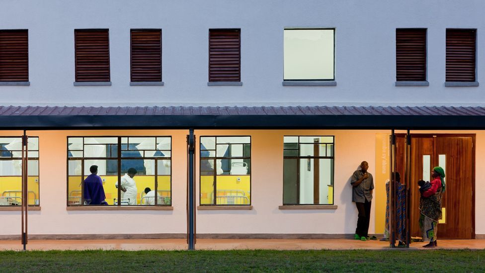 To reduce infection transmission risk at Butaro Hospital, designers removed enclosed corridors in favour of open-air walkways connecting buildings and wards. (Copyright: Iwan Baan)