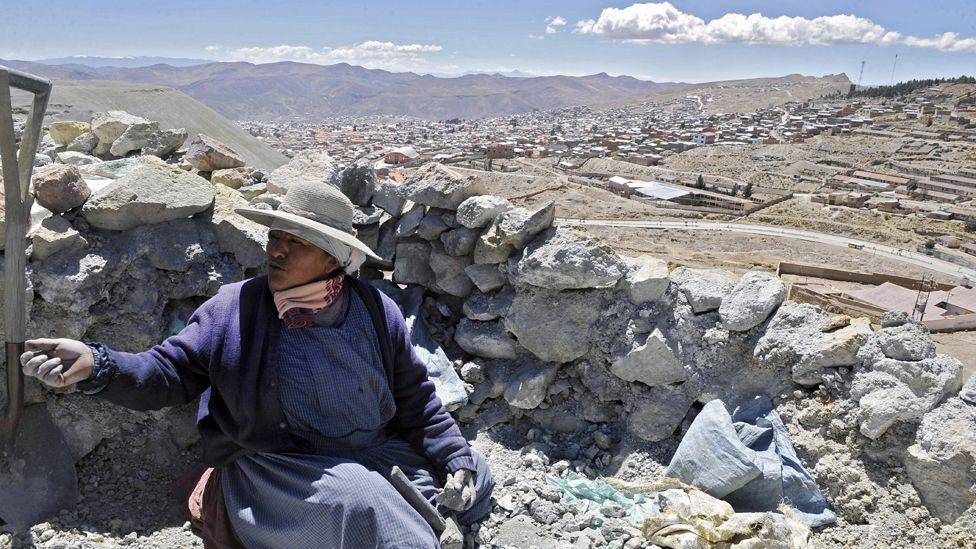 One of 120 women who hammer rocks at Cerro Rico to extract silver, tin and zinc residues, for which they receive around 1.5 US dollars per day. (Copyright: Getty Images)