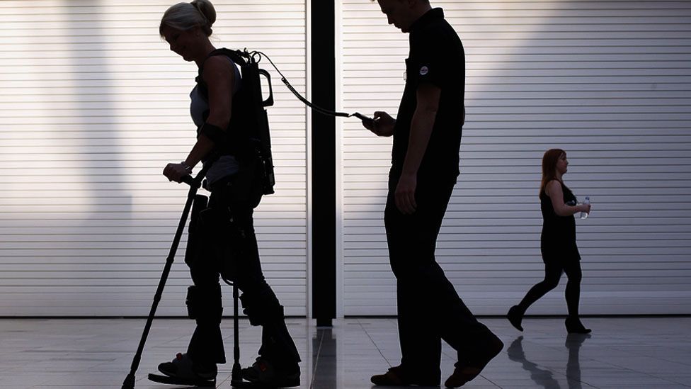 Экзоскелет Ekso. Экзоскелет женщина. Skanska и Ekso Bionics лого. Exoskeleton for Paralyzed people.