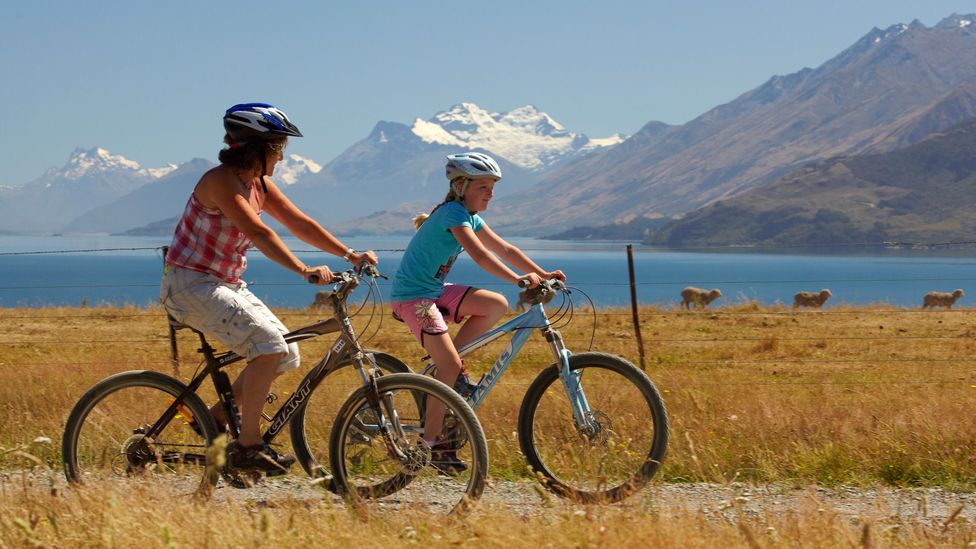 Get on the bike. Велосипедный туризм в новой Зеландии. Cycle Trail New Zealand. Новая Зеландия люди на Велике красивые виды тур. Новая Зеландия люди на Велике красивые виды.