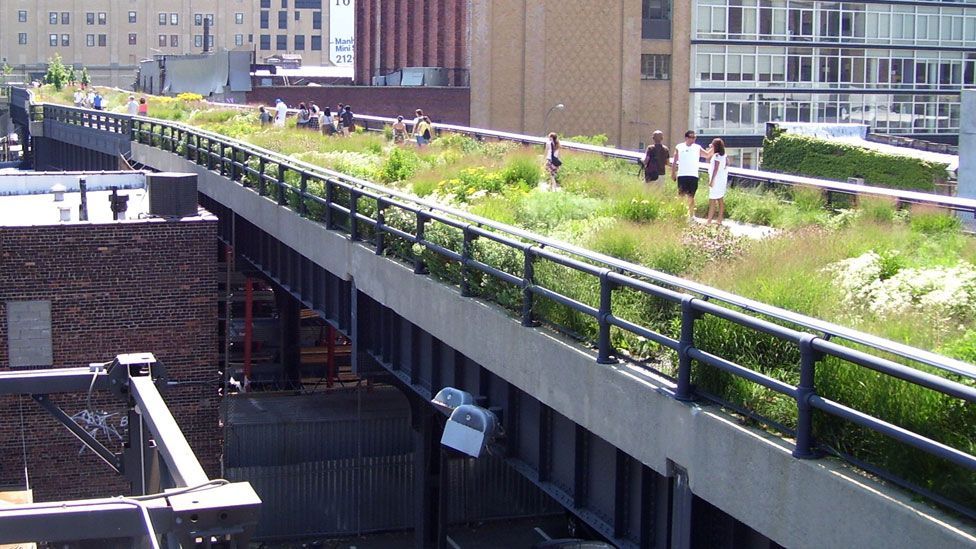 A disused raised railway elevated above the streets on Manhattan’s West Side has been converted into a popular park. (Copyright: Beyond My Ken/Wikimedia Commons) A disused raised railway elevated above the streets on Manhattan’s West Side has been converted into a popular park. (Copyright: Beyond My Ken/Wikimedia Commons)