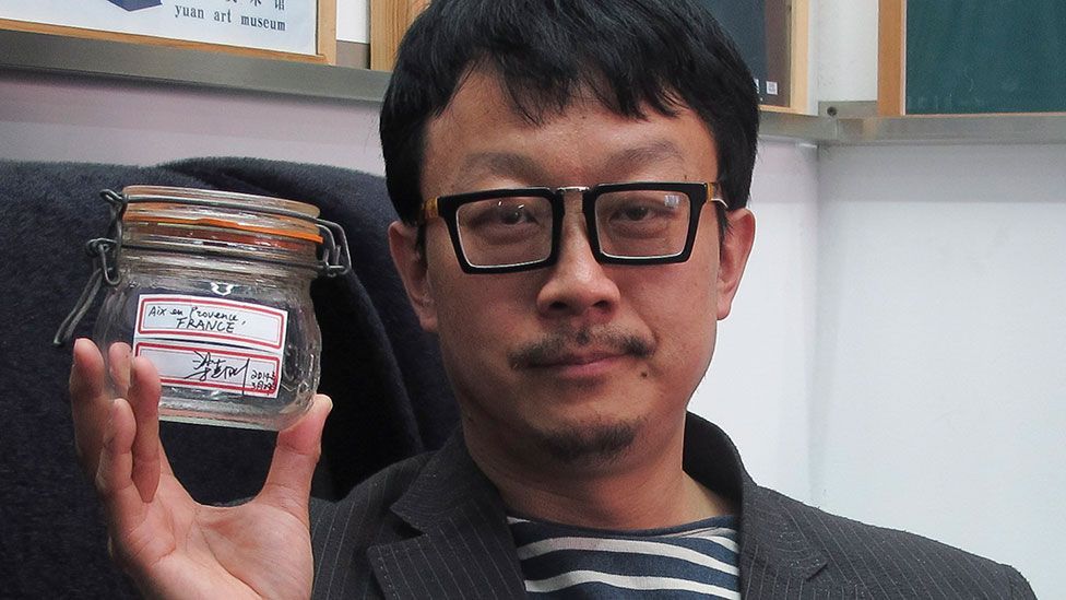 Beijing artist Liang Kegang with a jar of fresh air from France (AP Photo/Didi Tang) Beijing artist Liang Kegang with a jar of fresh air from France (AP Photo/Didi Tang)