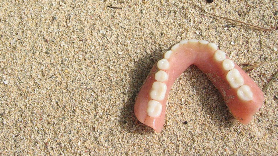 Dentures found on Roatan beach, Honduras (Thirteen Of Clubs/Flickr/CC BY-SA 2.0) Dentures found on Roatan beach, Honduras (Thirteen Of Clubs/Flickr/CC BY-SA 2.0)