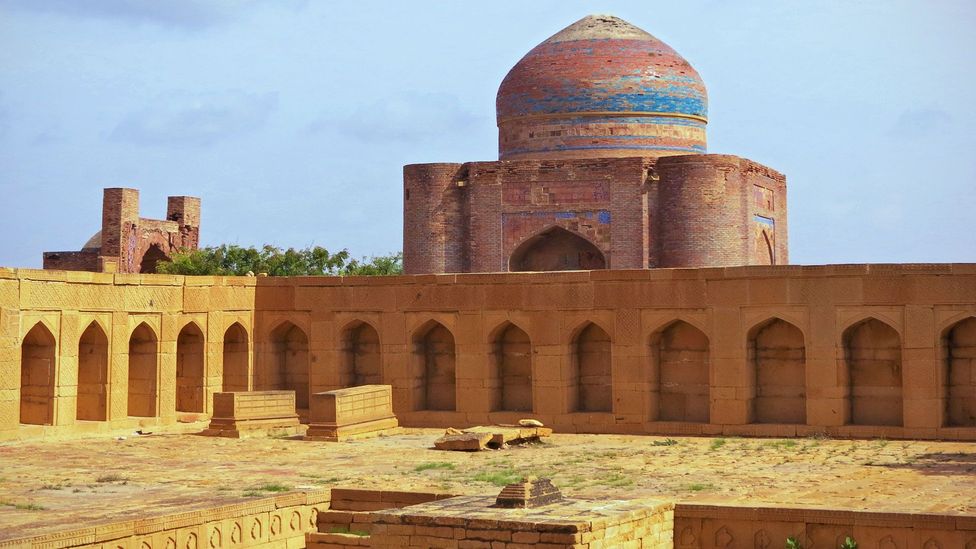 The tomb of Dewan Shurfa Khan overlooks the courtyard housing the tomb of Isa Khan Tarkhan II. (Urooj Qureshi) The tomb of Dewan Shurfa Khan overlooks the courtyard housing the tomb of Isa Khan Tarkhan II. (Urooj Qureshi)