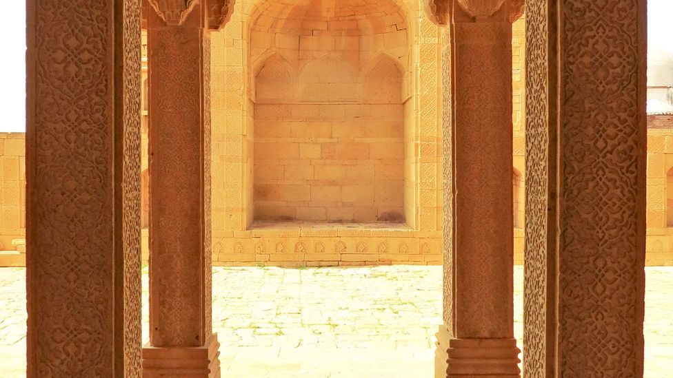 Carved pillars support the tomb of Isa Khan Tarkhan II. (Urooj Qureshi)