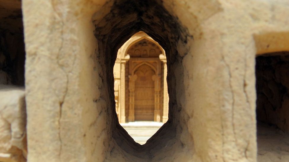 Looking through the enclosure of the tomb of Jam Nizamuddin. (Urooj Qureshi)