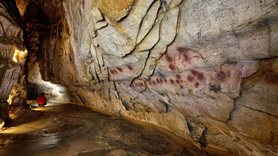 Crouching among the ancient art. (S.RECD/Government of Cantabria)