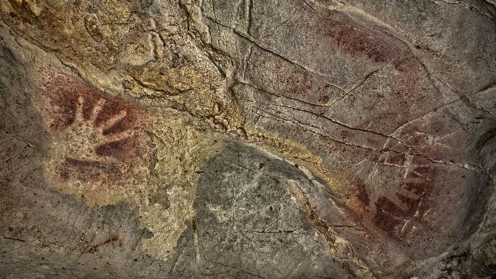 Detail of two hands. (S.RECD/Government of Cantabria)