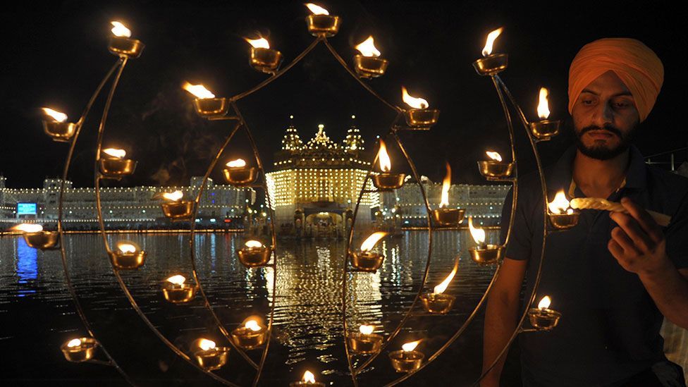 Një Sikh Indian ndez qirinj gjatë Bandi Chhor Divas, ose Diwali (Getty Images)