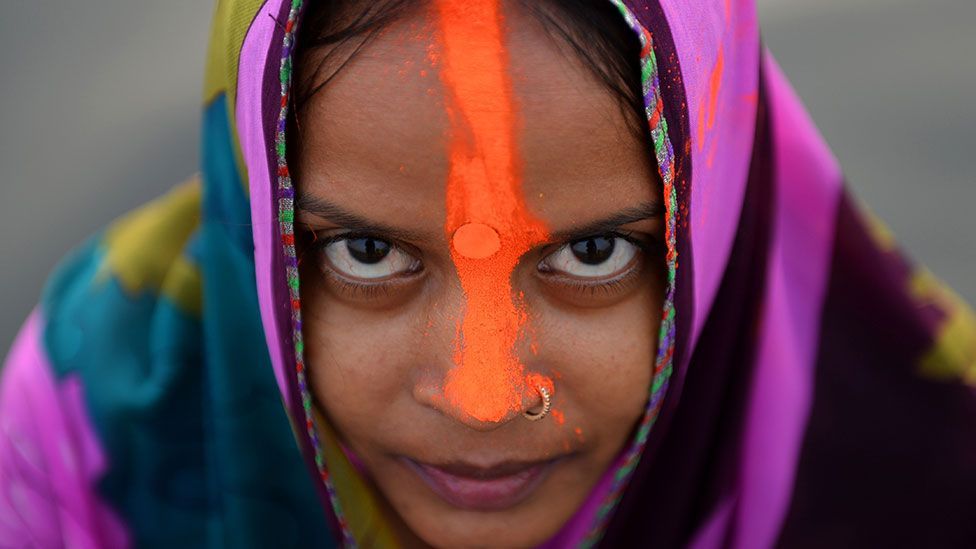 Një besimtar indian hindu një ditë përpara festivalit Chhat (Getty Images)