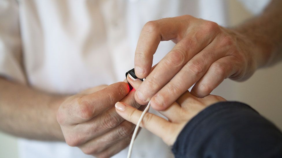 A sensor is applied to monitor sleep in the laboratory (SPL) A sensor is applied to monitor sleep in the laboratory (SPL)