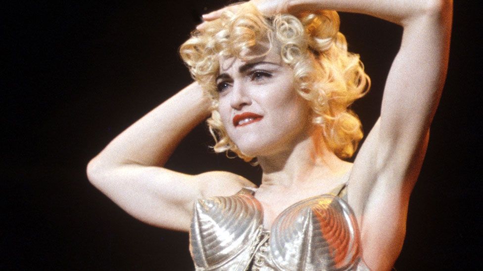 Мадонна лифчик конус. Мадонна Макинтоша. Madonna girlie show.