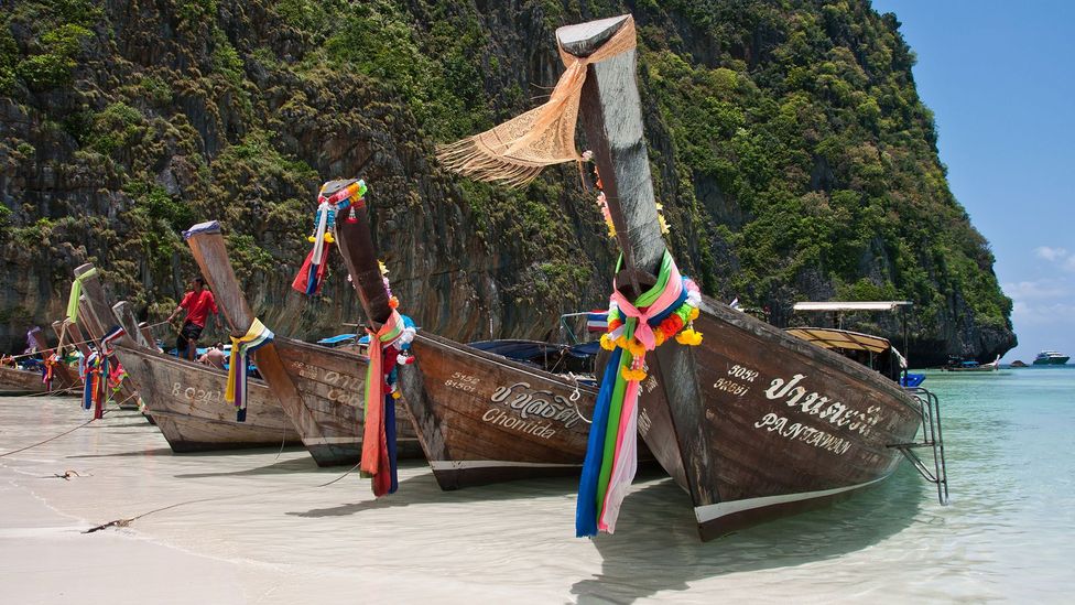 Traditional long-tail boats line the beach. (Credit: Mark Fischer/Maya Bay Boats/Flickr/CC BY-SA 2.0)