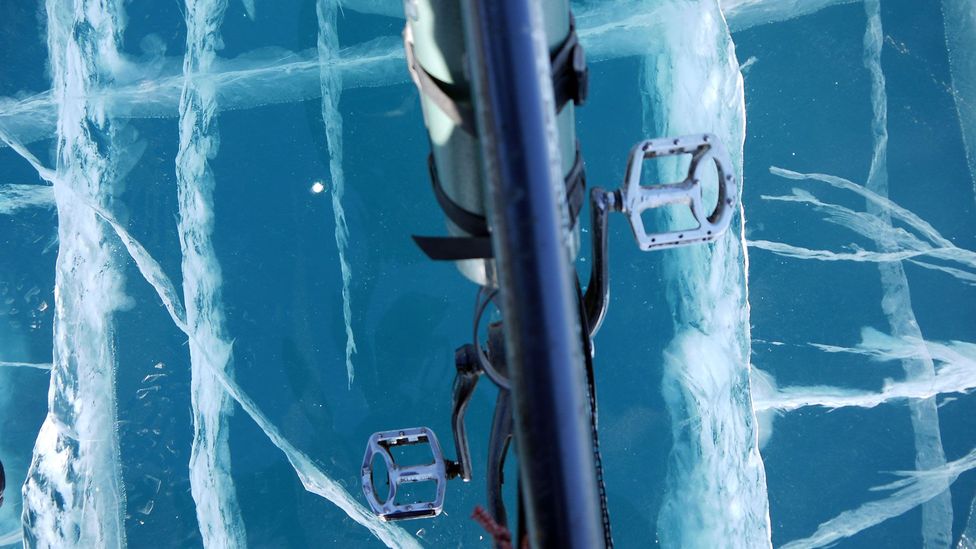 Ice cracking beneath the surface (Credit: Stephen Fabes) Ice cracking beneath the surface (Credit: Stephen Fabes)