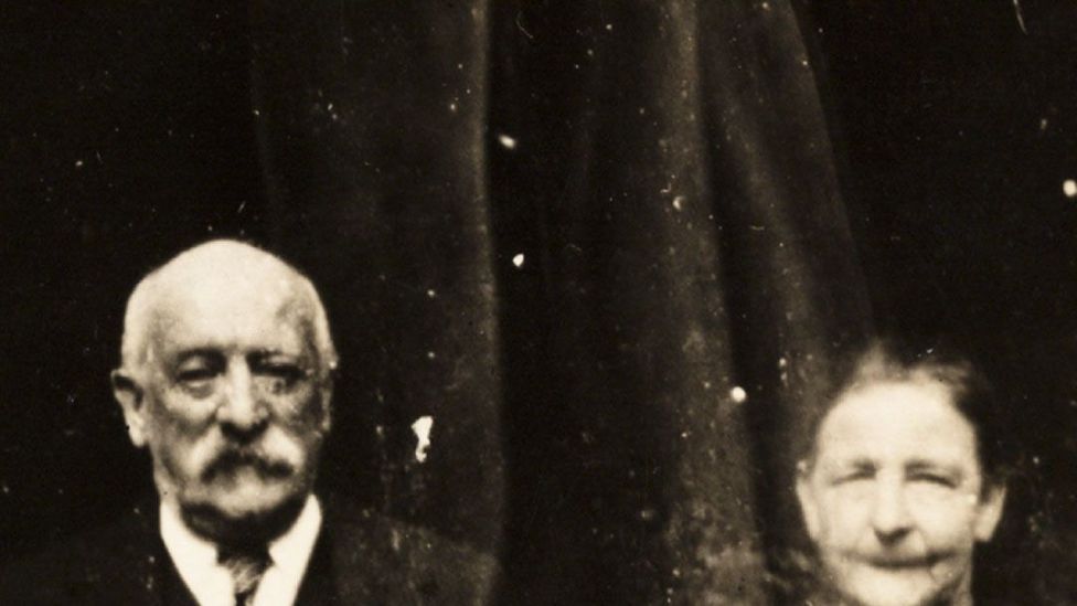 The intriguing history of ghost photography - BBC Future