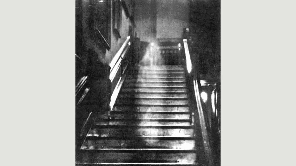 real ghost photographs   ghosts caught on camera