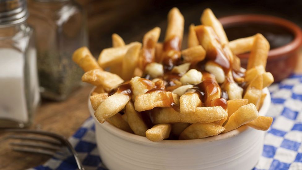 &laquo;Poutine&raquo;-это французское слово в Квебеке для популярной закуски быстрого питания по всей Канаде, которая состоит из картофеля фри, творога сыра и соуса (кредит: Thinkstock)