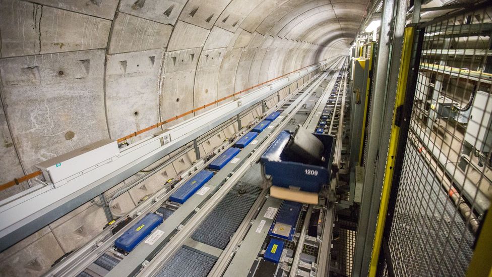 A 1,200m conveyor carries the bags below the surface (Credit: Heathrow Airport) A 1,200m conveyor carries the bags below the surface (Credit: Heathrow Airport)