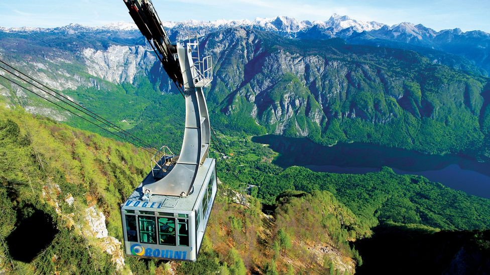 A cable car pulls up to the snow-covered top of Mount Vogel (Credit: Turizem Bohinj) A cable car pulls up to the snow-covered top of Mount Vogel (Credit: Turizem Bohinj)