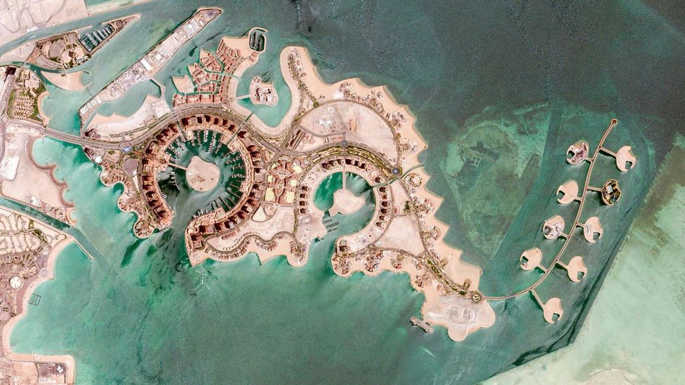 The pearl island. Жемчужина Катара искусственный остров. Перл - Жемчужина, искусственный остров. Катар. Остров Жемчужина Катара в Дохе. The Pearl-Qatar Катар.