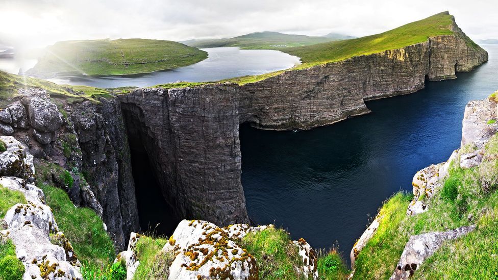The Faroe Islands' Lake Sørvágsvatn, or Leitisvatn, tricks the eye (Credit: Jan Egil Kristiansen)