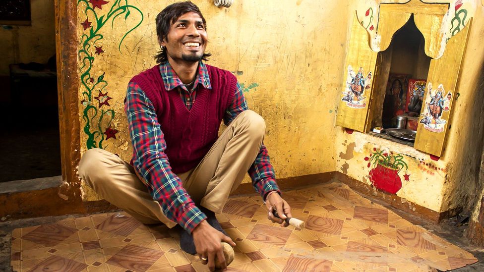 A joyful performer in Delhi's artist colony (Credit: Mariellen Ward)