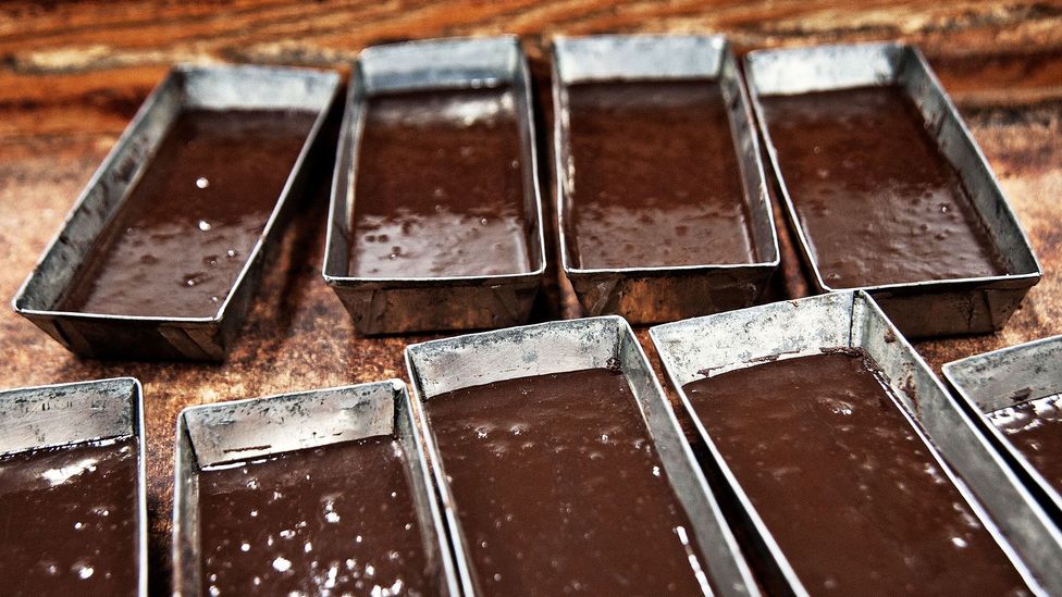 The chocolatiers mold bars of the Modica specialty (Credit: Antica Dolceria Bonajuto) The chocolatiers mold bars of the Modica specialty (Credit: Antica Dolceria Bonajuto)