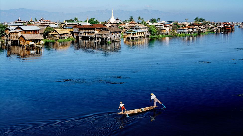 Traversing Myanmar's Inle Lake on one leg (Credit: Luca Tettoni/Alamy)