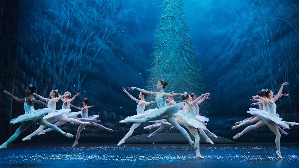 El English National Ballet interpreta el Vals de los copos de nieve, una de las escenas más famosas del Ballet de Tchaikovsky (Crédito: Alamy)