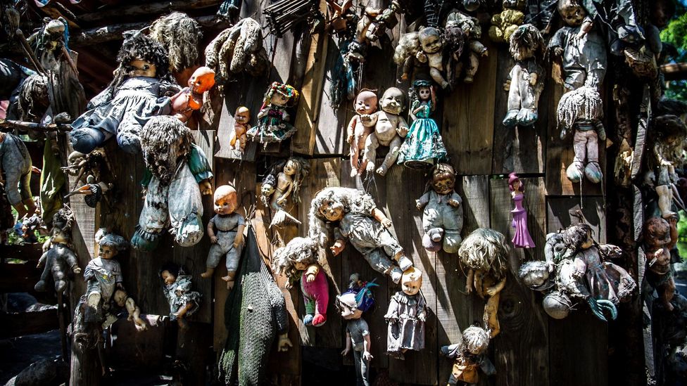 The caretaker of Isla de las Munecas began hanging the dolls in memory of the young girl who died (Credit: Kevin/Flickr/ CC BY 2.0)