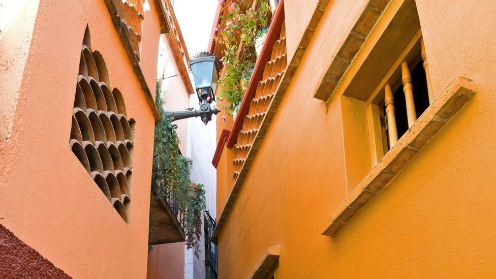 The Callejón del Beso in Guanajuato where two balconies nearly touch