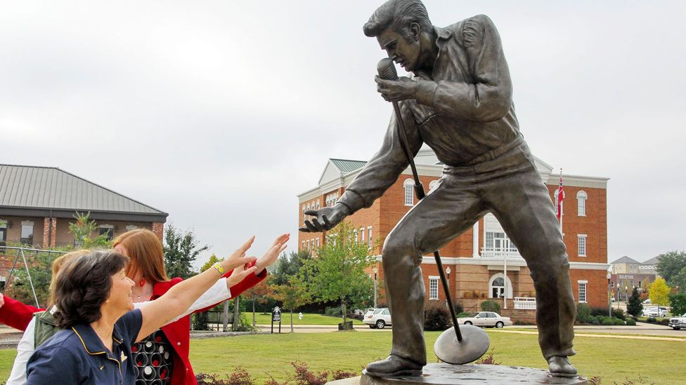A statue of Elvis Presley at his Tupelo homecoming concert in 1956 (Credit: Dimitry Bobroff/Alamy)